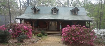 Cozy cabin on Lake Hartwell. March Madness Special. Book Today!!