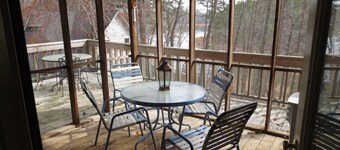 Cozy cabin on Lake Hartwell. Book your Winter getaway now!