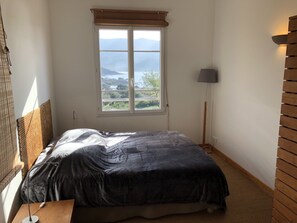 4 bedrooms, iron/ironing board, WiFi