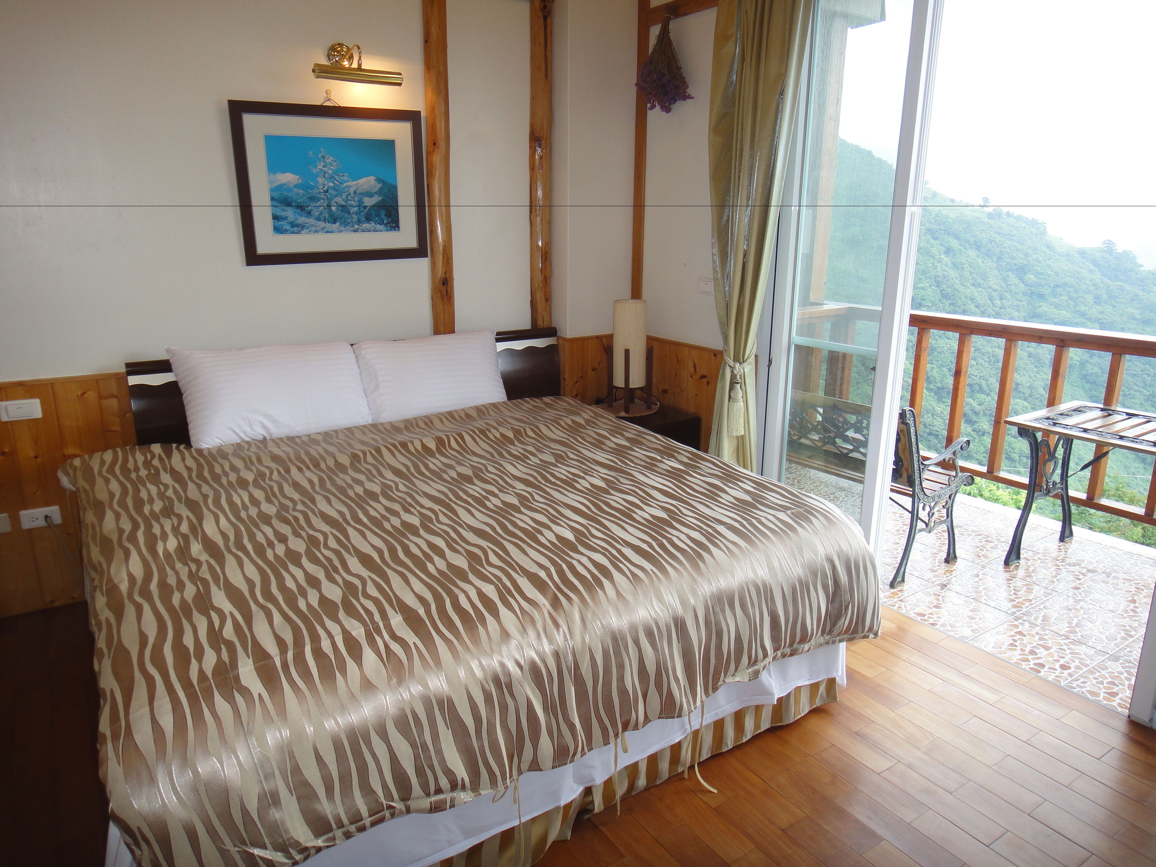 Family Room | Desk, blackout drapes, free WiFi