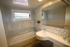 Deluxe tweepersoonskamer | Badkamer | Gratis toiletartikelen, een haardroger, handdoeken