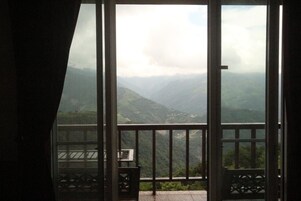 Escritorio, cortinas blackout y wifi gratis 