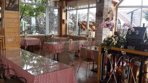 Desayuno completo gratuito y diario