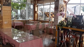 Desayuno completo gratuito y diario
