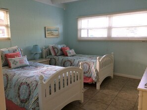 4 bedrooms, memory-foam beds, iron/ironing board, WiFi - Sandy Toes Salty Kisses A&B Beach Golf Tennis Biking and Fun! (Jekyll Island)