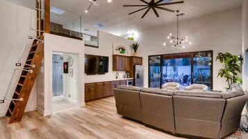 Fernseher, Kamin, Tischfußball, Tischtennisplatte