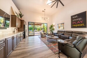 Télévision, cheminée, baby-foot, table de tennis de table