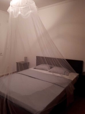 1 bedroom, bed sheets