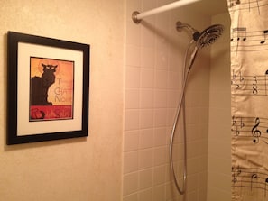 Combined shower/tub, hair dryer, towels, soap - Resort in top loc., near everything - 355 (Naples)