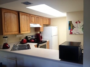 Refrigerador, microondas, horno y parrilla de estufa