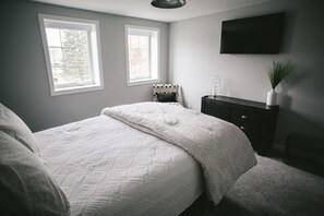 2 bedrooms, desk, iron/ironing board, travel cot - Monogram Luxury Condo- Silver (Suite #1) (Bridgman)