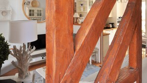 Eine Holztreppe mit Blick auf einen Küchenbereich im Hintergrund.