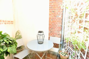 Outdoor dining - Charming house with small courtyards / center of Trouville / 3 bedrooms / 80m²  (Trouville-sur-Mer)