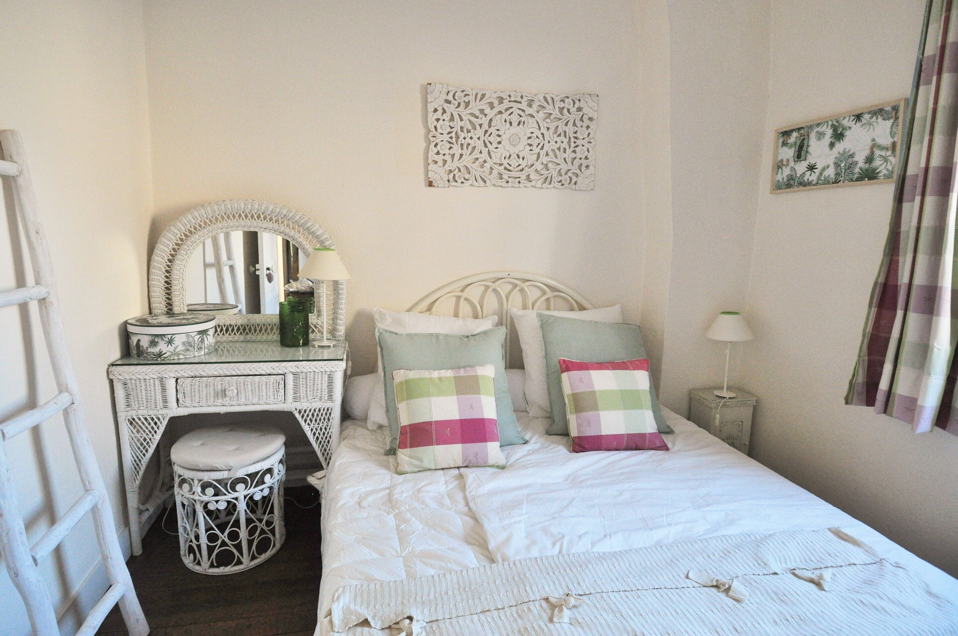 3 slaapkamers, een bureau, een strijkplank/strijkijzer, reisbedje