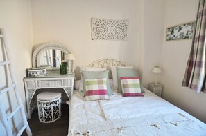 3 chambres, bureau, fer et planche à repasser, lit parapluie