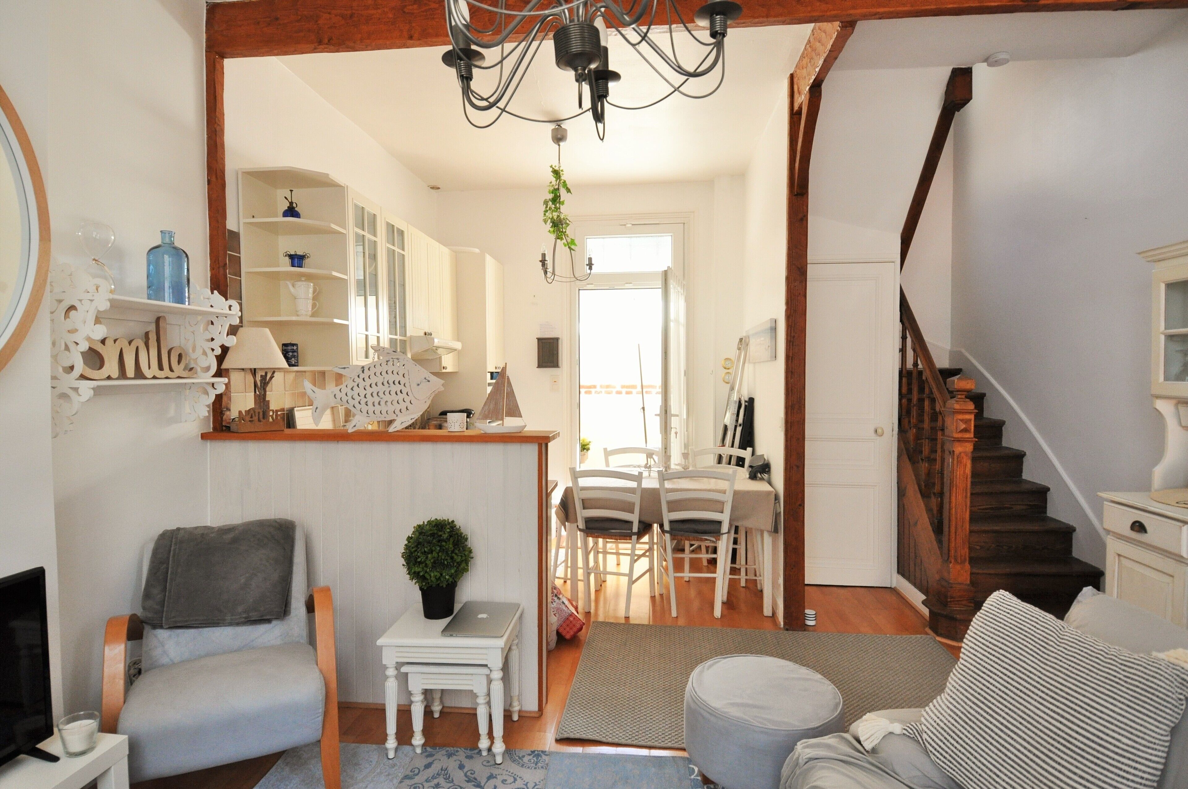 TV connectée, baby-foot, livres