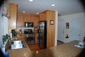 Fridge, microwave, oven, stovetop - 100+ Five Star reviews! Central location! Value! Guest Favorite! (Eugene)