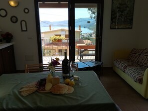 Fernseher, Bücher, Musikbibliothek, Stereoanlage