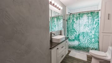 Bañera con ducha, secador de pelo, toallas, jabón