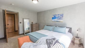 2 habitaciones, escritorio y tabla de planchar con plancha