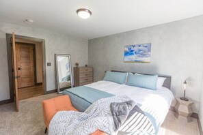 2 chambres, bureau, fer et planche à repasser, lit de bébé portatif