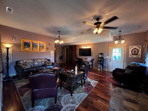 Smart-TV, DVD-Player, Bücher, Musikbibliothek