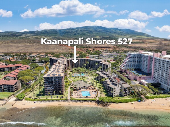 Een resort met meerdere gebouwen, een zwembad en een strand.