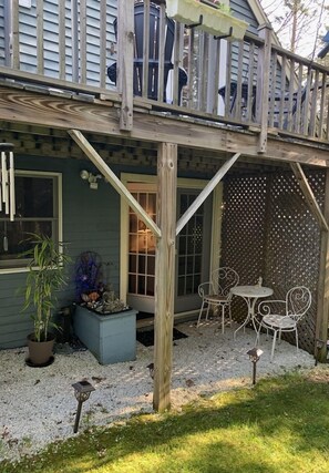 Outdoor dining - Queen non smoking efficiency, free parking in beautiful Boothbay,Maine. (Boothbay)