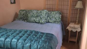 Tabla de planchar con plancha, wifi gratis y ropa de cama