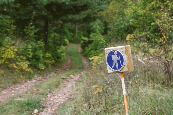 Wandelpad bord in een natuurlijke omgeving.