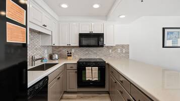 Een koelkast, een magnetron, een oven, een kookplaat