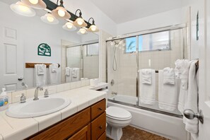 Combined shower/bathtub, towels