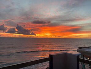 Property grounds - Oceanfront 2BR Condo – Pool – Walk to Playa Norte (Isla Mujeres)