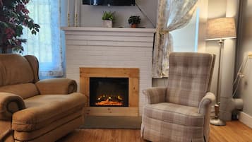Smart TV, chimenea y libros