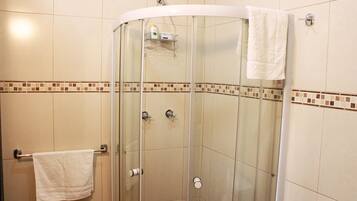 Maison Familiale, 3 chambres | Douche de la salle de bain