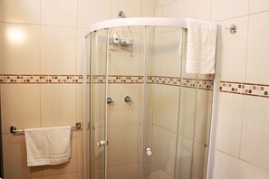 Family House, 3 Bedrooms | Bathroom shower - Casa Azuela & Valencia (Guanajuato)