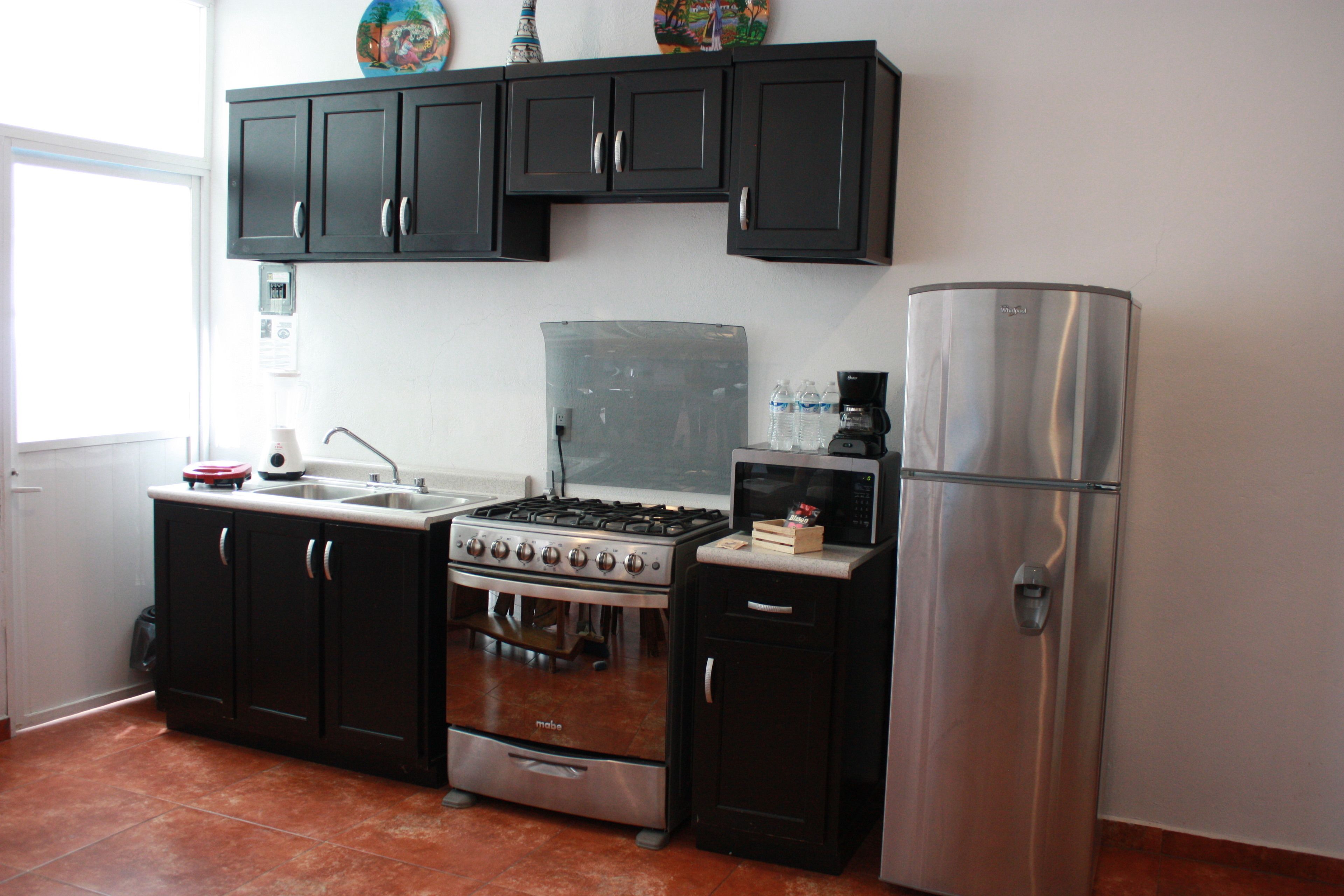 Großer Kühlschrank, Mikrowelle, Ofen, Herdplatte