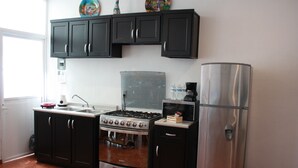 Coffee/tea maker, full-size fridge, microwave, oven - Casa Azuela & Valencia (Guanajuato)
