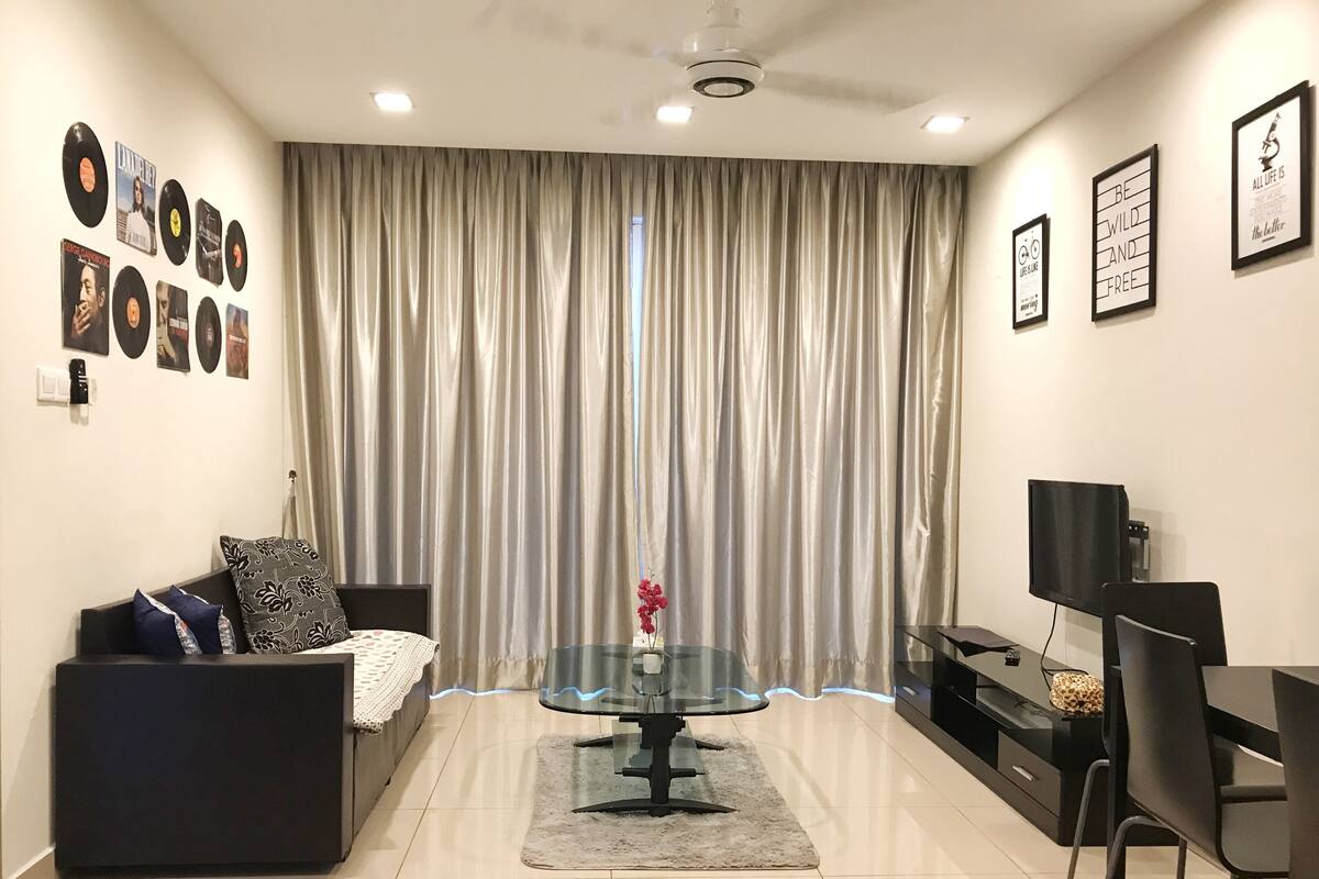 Apartamento básico, 2 quartos, para não fumantes | Sala de estar | TV de tela plana