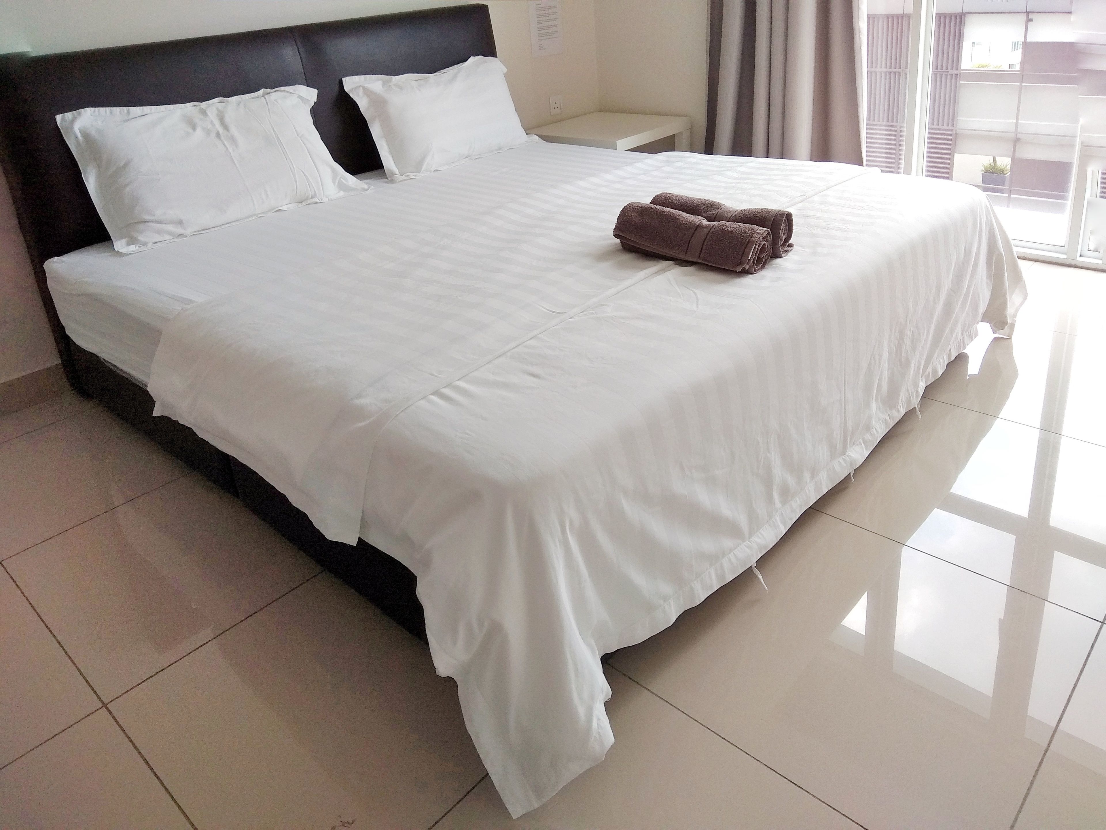 2 bedrooms, iron/ironing board, free wifi, bed sheets