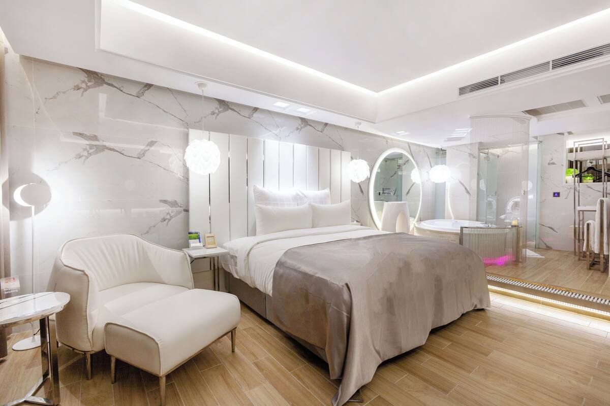 Double Room ( run of house) | Premium bedding, minibar, free WiFi, bed sheets