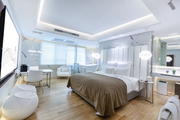 Premium bedding, minibar, free WiFi, bed sheets