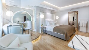 A modern bedroom with a bed, bedside table, and a large mirror. - Chao Motel (Taoyuan City)