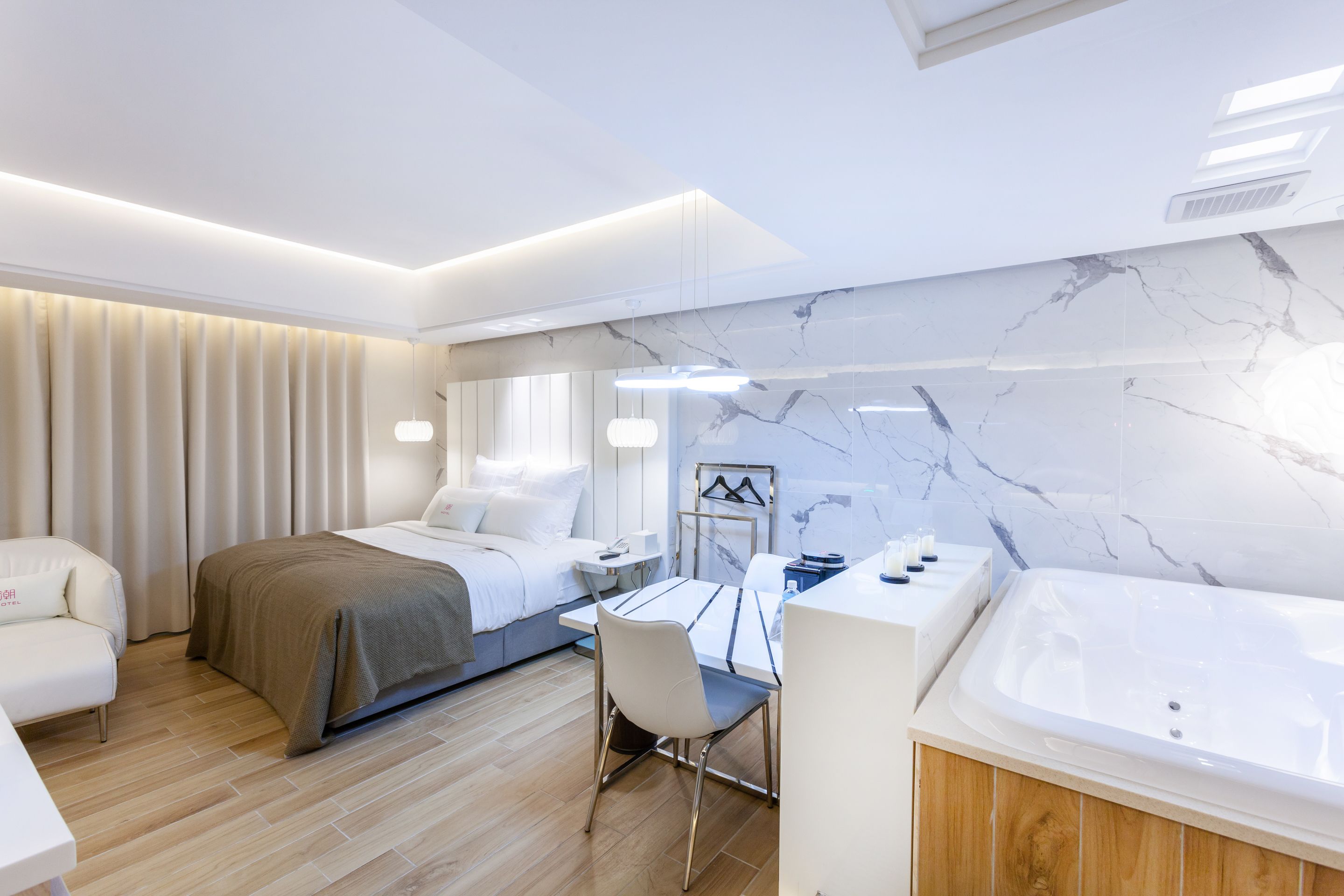 premium bedding, minibar, free wifi, bed sheets