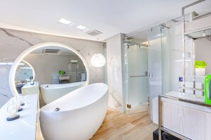 Dobbeltværelse | Faciliteter på badeværelset | Brusehoved med spredningseffekt, hårtørrer, hjemmesko, bidet