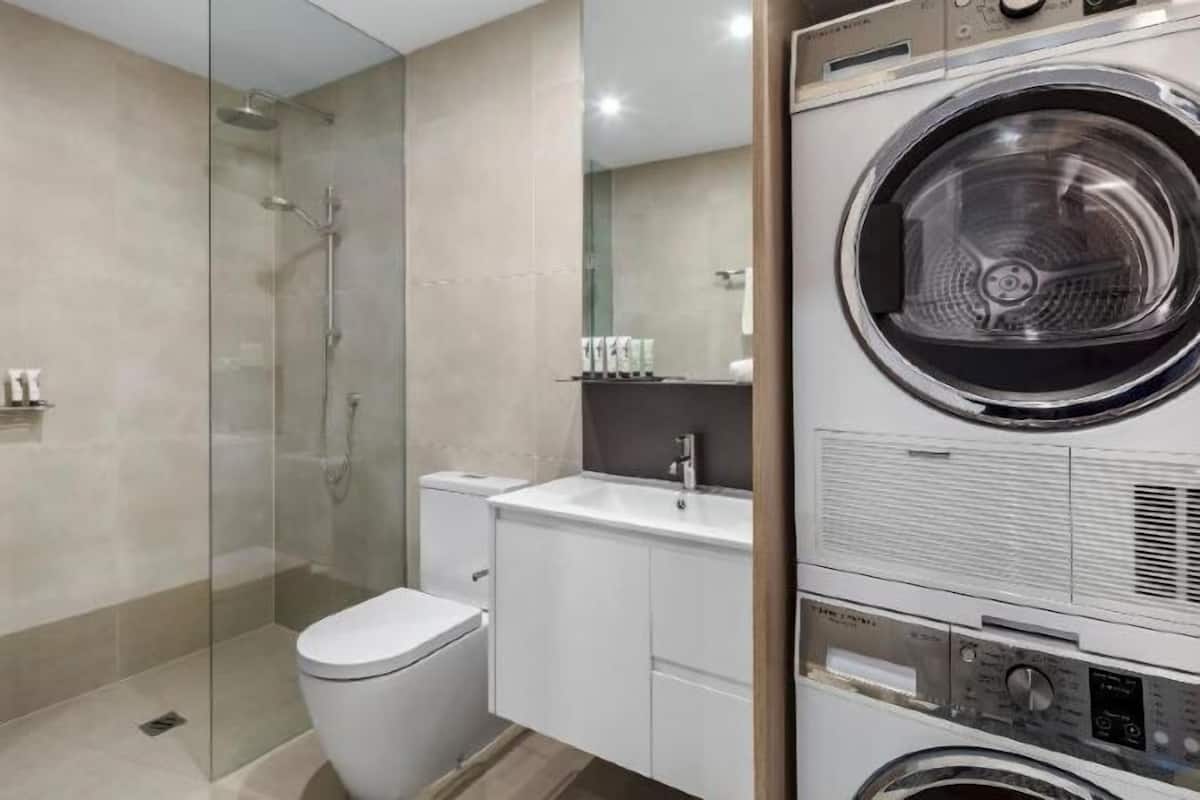 Shower, rainfall showerhead, free toiletries, hair dryer