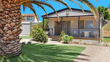 Standaard huisje, 2 slaapkamers | Een strijkplank/strijkijzer, beddengoed