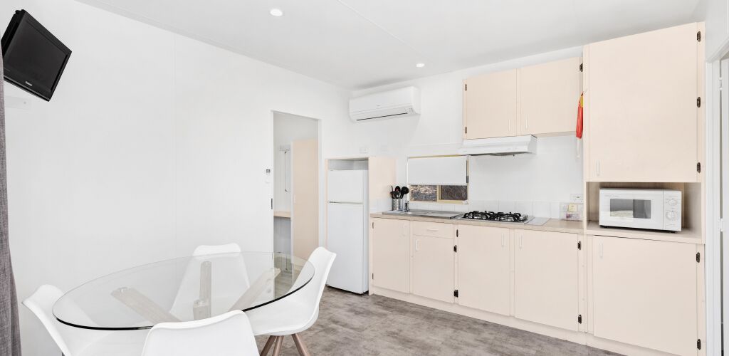 Garden Cabin | Private kitchen | Fridge, microwave, stovetop, electric kettle