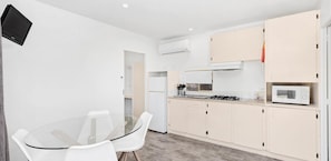 Garden Cabin | Private kitchen | Fridge, microwave, stovetop, electric kettle - Moana Beach Tourist Park (Moana)