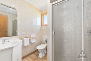 Oceanbreeze Villa | Bathroom | Free toiletries, hair dryer, towels, toilet paper